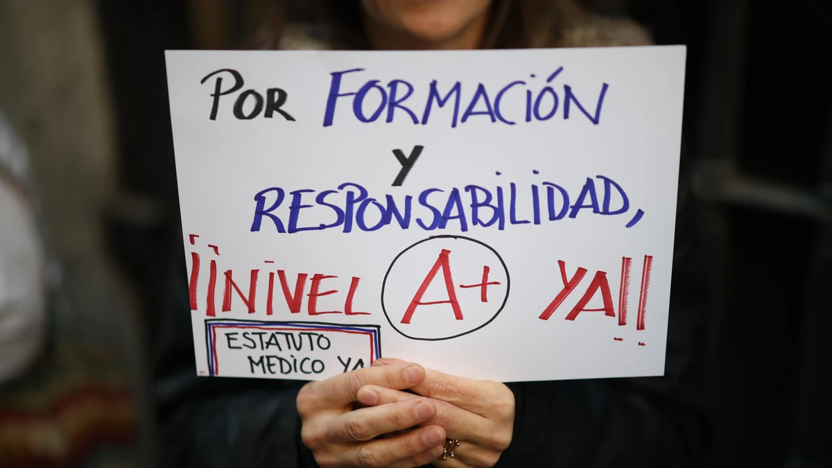 Los médicos se concentran frente a la Consejería de Sanidad en la cuarta jornada de huelga general