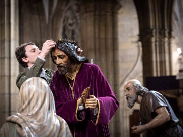 SAN SEBASTI&Aacute;N, 19/03/2026.- Miembros de la Cofrad&iacute;a Nuestro Padre Jes&uacute;s Nazareno durante un ensayo de procesi&oacute;n en la catedral del Buen Pastor de Donostia. San Sebasti&aacute;n recupera este a&ntilde;o las procesiones de Semana Santa que regresan medio siglo despu&eacute;s por el "empe&ntilde;o" de un grupo de laicos donostiarras que ha conseguido, de momento, la inscripci&oacute;n de "400 personas de todas las edades" que, de una forma u otra, participar&aacute;n en la comitiva de Viernes Santo.. EFE/ Javier Etxezarreta 