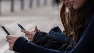 El uso problem&aacute;tico de redes sociales afecta m&aacute;s a j&oacute;venes de entorno vulnerable, seg&uacute;n un estudio