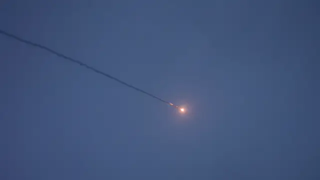 Emiratos.- EAU neutraliza siete misiles y 15 drones lanzados desde Irán KIRYAT SHMONA, March 19, 2026 -- A trail is seen from northern Israel near the border with Lebanon as Israeli air defense systems launch interceptor missiles against rockets fired from Lebanon, on March 18, 2026. Hezbollah announced the launch of rockets from Lebanon toward Israel on March 2, the first time since a ceasefire was declared on Nov. 27, 2024, prompting Israel to intensify military operations targeting multiple areas across Lebanon. Europa Press/Contacto/Gil Cohen Magen 18/03/2...