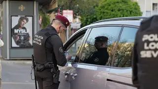 Un agente de GAR de la Policía Local en su intervención en el barrio de El Cerezo de Sevilla Un agente de GAR de la Policía Local en su intervención en el barrio de El Cerezo de SevillaREMITIDA / HANDOUT por AYUNTAMIENTO DE SEVILLAFotografía remitida a medios de comunicación exclusivamente para ilustrar la noticia a la que hace referencia la imagen, y citando la procedencia de la imagen en la firma18/03/2026