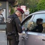 Un agente de GAR de la Polic&iacute;a Local en su intervenci&oacute;n en el barrio de El Cerezo de Sevilla