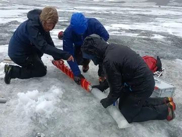Los lagos de agua dulce de la Antártida responden a las mareas aunque están en cráteres cerrados cerca del mar Investigadores en la Antártida REMITIDA / HANDOUT por CSIC Fotografía remitida a medios de comunicación exclusivamente para ilustrar la noticia a la que hace referencia la imagen, y citando la procedencia de la imagen en la firma 19/03/2026