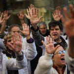 Los m&eacute;dicos se concentran frente a la Consejer&iacute;a de Sanidad en la cuarta jornada de huelga general