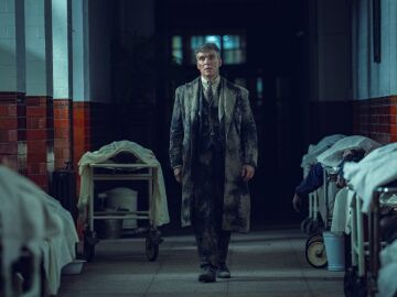 Tommy Shelby camina entre los muertos de un hospital. Una imagen que resume el desgarro moral de &laquo;Peaky Blinders: El hombre inmortal&raquo;