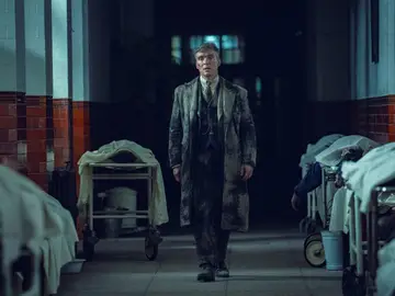 «Peaky Blinders: El hombre inmortal»: Cillian Murphy cierra la oficina del crimen bajo las bombas Tommy Shelby camina entre los muertos de un hospital. Una imagen que resume el desgarro moral de «Peaky Blinders: El hombre inmortal»