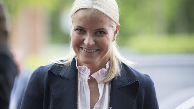 Mette-Marit de Noruega afirma haber sido "manipulada y enga&ntilde;ada" por Epstein: "Ojal&aacute; nunca lo hubiera conocido"