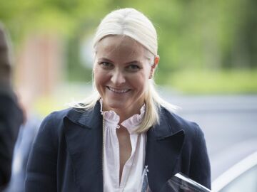 Mette-Marit de Noruega afirma haber sido "manipulada y enga&ntilde;ada" por Epstein: "Ojal&aacute; nunca lo hubiera conocido"