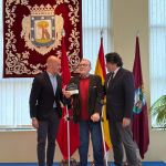 El periodista Nino Olmeda, reconocido en los Premios Luchadores de Hortaleza, junto al concejal David P&eacute;rez y Jes&uacute;s Celada