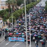 V&Iacute;DEO: Las v&iacute;ctimas de Adamuz se manifiestan bajo la lluvia en Huelva para reclamar "justicia ya"