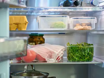 Imagen de archivo del interior de una nevera Imagen de archivo del interior de una nevera