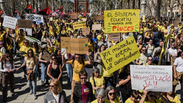 Manifestantes del sector educativo durante una concentraci&oacute;n de m&eacute;dicos y otra de docentes en Barcelona, a 20 de marzo de 2026, en Barcelona, Catalunya (Espa&ntilde;a). Las manifestaciones han sido convocadas por Metges de Catalunya y los sindicatos educativos Ustec&middot;Stes, Aspepc&middot;Sps y CGT Ensenyament. M&eacute;dicos y docentes confluyen en una jornada de huelga y protesta frente al Parlament para denunciar la sobrecarga asistencial, exigir un convenio m&eacute;dico propio en Catalunya y reclamar mejoras salariale...