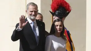 El look de la Reina Letizia en el Vaticano. El look de la Reina Letizia en el Vaticano.