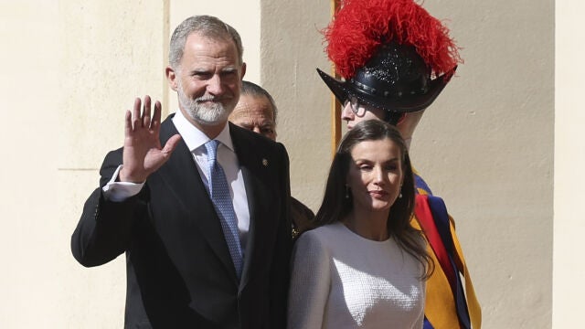 El look de la Reina Letizia en el Vaticano.