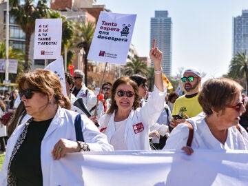 Manifestaciones de Metges de Catalunya y de los sindicatos educativos Ustec&middot;Stes, Aspepc&middot;Sps y CGT Ensenyamenten en Barcelona