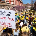 Unos 35.000 docentes y m&eacute;dicos confluyen en una manifestaci&oacute;n ante el Parlament