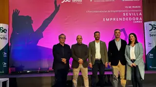 Foto de familia tras la inauguración de las jornadas sobre innovación y emprendimiento celebrada en Camas. Foto de familia tras la inauguración de las jornadas sobre innovación y emprendimiento celebrada en Camas.