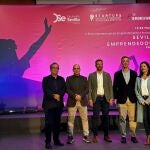 Foto de familia tras la inauguraci&oacute;n de las jornadas sobre innovaci&oacute;n y emprendimiento celebrada en Camas.