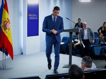 El presidente del Gobierno, Pedro S&aacute;nchez, comparece ante los medios de comunicaci&oacute;n despu&eacute;s de la reuni&oacute;n del Consejo de Ministros extraordinario, que se celebra en el Complejo de la Moncloa. &copy; Alberto R. Rold&aacute;n / Diario La Raz&oacute;n. 20 03 2026