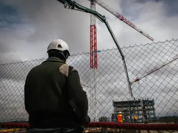 Andalucía registró el año pasado 240.072 firmas en la construcción, un 1,7% menos que el ejercicio anterior. El sector habla de un «embudo» en la contratación Andalucía registró el año pasado 240.072 firmas en la construcción, un 1,7% menos que el ejercicio anterior. El sector habla de un «embudo» en la contratación