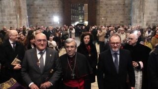 Jes&uacute;s Julio Carnero, Luis Arg&uuml;ello y J. M. Nieto a la entrada de la catedral