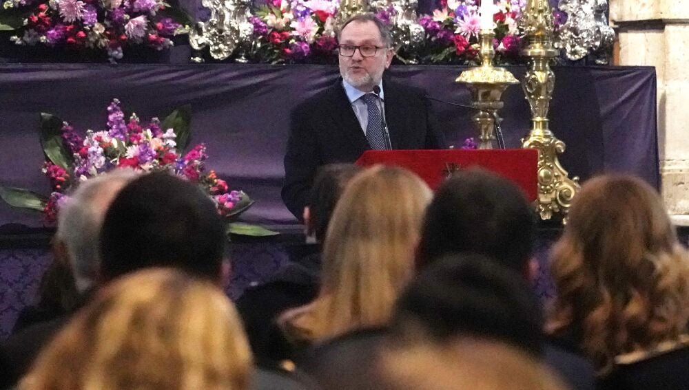 El pregonero ante una Catedral de Valladolid llena