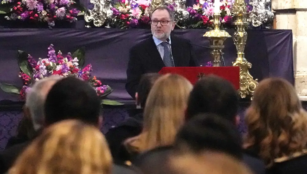 El pregonero ante una Catedral de Valladolid llena