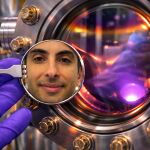 Babak Bakhit, responsable del avance, con el nuevo dispositivo computacional.