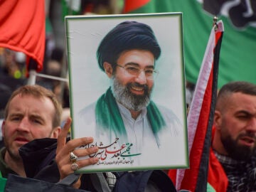 March 15, 2026, London, United Kingdom: A protester holds up a picture of Mojtaba Khamenei during the Al-Quds Day rally in Albert Embankment. The annual protest, originally planned as a march, was changed to a static rally following the government's ban of the march. Europa Press/Contacto/Vuk Valcic 15/03/2026 ONLY FOR USE IN SPAIN