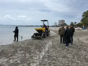 Comunidad insiste que la continua entrada de agua dulce por El Albujón es la principal "perturbación" del Mar Menor El consejero de Medio Ambiente, Universidades, Investigación y Mar Menor, Juan María Vázquez, junto con el alcalde de San Javier, José Miguel Luengo, durante la visita a las brigadas que realizan los trabajos de retirada de biomasa en el Mar Menor REMITIDA / HANDOUT por COMUNIDAD Fotografía remitida a medios de comunicación exclusivamente para ilustrar la noticia a la que hace referencia la imagen, y citando la procedencia de la imagen en la firma 20/03/2026