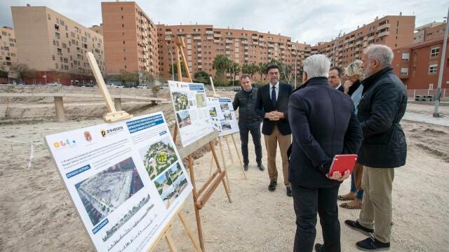 Imagen de la visita del alcalde, Luis Barcala, hoy al Parque La Torreta de Alicante