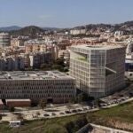 Recreaci&oacute;n del nuevo edificio (derecha), situado junto a la actual Ciudad de la Justicia de M&aacute;laga
