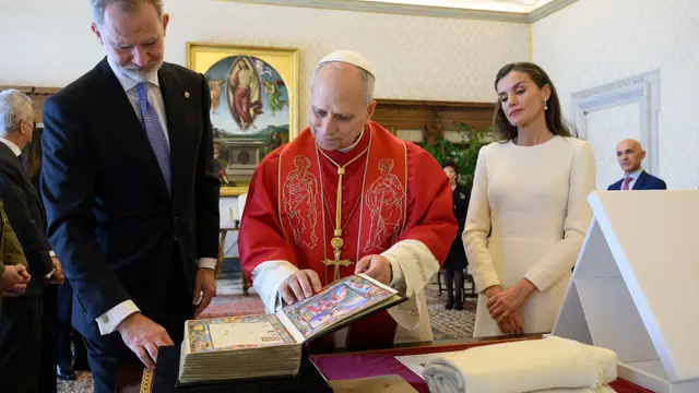 Los reyes de España y León XIV han mantenido un encuentro en la Santa Sede CIUDAD DEL VATICANO, 20/03/2026.- Los reyes de España y León XIV han mantenido un encuentro de 50 minutos en la Santa Sede, en la primera audiencia que el pontífice ofrece a Felipe VI y Letizia, previa al viaje que el papa realizará el próximo mes de junio a España. EFE/Vatian Media/Simone Risoluti SOLO USO EDITORIAL/SOLO DISPONIBLE PARA ILUSTRAR LA NOTICIA QUE ACOMPAÑA (CRÉDITO OBLIGATORIO)