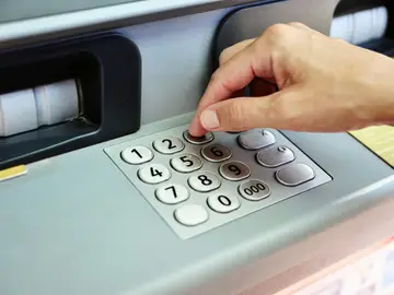 Top 3 depósitos a corto plazo que más pagan y las alternativas para quien no quiere dejar el dinero quieto Cajero bancario