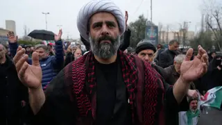 Un clérigo llora durante el cortejo fúnebre del ministro de Inteligencia de Irán, Esmail Khatib y, según funcionarios iraníes, de su esposa y su hija, en Teherán, Irán A cleric mourns during the funeral procession of Iran's intelligence minister Esmail Khatib and, according to Iranian officials, his wife and daughter, in Tehran, Iran, Friday, March 20, 2026. (AP Photo/Vahid Salemi)