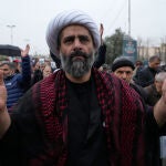 Un cl&eacute;rigo llora durante el cortejo f&uacute;nebre del ministro de Inteligencia de Ir&aacute;n, Esmail Khatib y, seg&uacute;n funcionarios iran&iacute;es, de su esposa y su hija, en Teher&aacute;n, Ir&aacute;n