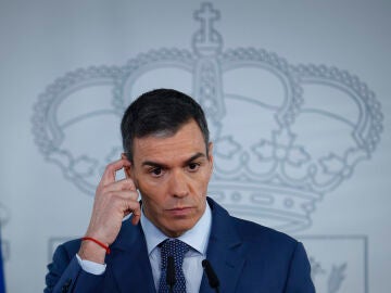 El presidente del Gobierno, Pedro S&aacute;nchez, comparece ante los medios de comunicaci&oacute;n despu&eacute;s de la reuni&oacute;n del Consejo de Ministros extraordinario, que se celebra en el Complejo de la Moncloa. &copy; Alberto R. Rold&aacute;n / Diario La Raz&oacute;n. 20 03 2026