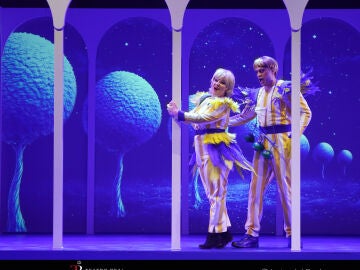 La soprano Natividad Oval (Papagena) y el bar&iacute;tono Aslam Safla (Papageno)