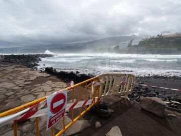 Canarias sigue en alerta por vientos, fen&oacute;menos costeros y lluvias debido al paso por las islas de la borrasca Therese. En la imagen, el oleaje en una playa de Puerto de la Cruz, en Tenerife.