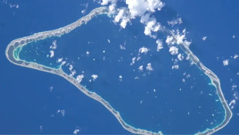 Vista aérea del atolón, Ahe en el Pacífico, en el que la familia Humbert vive