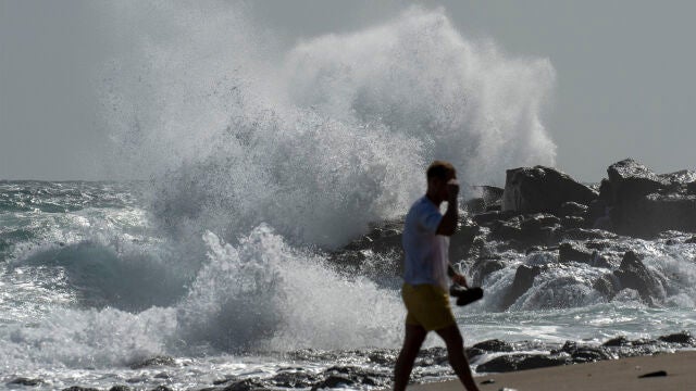 (corrige el titular) GRAFCAN1618. COSTA TEGUISE (LANZAROTE) (ESPA&Ntilde;A), 20/03/2026.- Fuerte oleaje provocado por la borrasca Therese en el litoral de Costa Teguise (Lanzarote). En la imagen un turista pasea por Playa Basti&aacute;n. EFE/Adriel Perdomo 