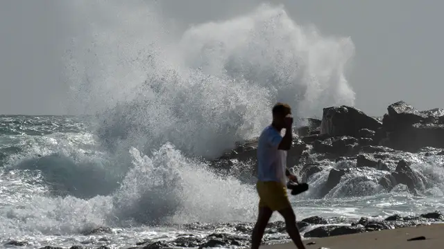 La borrasca Therese se reactiva en Canarias con más lluvias y puede desbordar barrancos (corrige el titular) GRAFCAN1618. COSTA TEGUISE (LANZAROTE) (ESPAÑA), 20/03/2026.- Fuerte oleaje provocado por la borrasca Therese en el litoral de Costa Teguise (Lanzarote). En la imagen un turista pasea por Playa Bastián. EFE/Adriel Perdomo