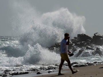 (corrige el titular) GRAFCAN1618. COSTA TEGUISE (LANZAROTE) (ESPA&Ntilde;A), 20/03/2026.- Fuerte oleaje provocado por la borrasca Therese en el litoral de Costa Teguise (Lanzarote). En la imagen un turista pasea por Playa Basti&aacute;n. EFE/Adriel Perdomo 