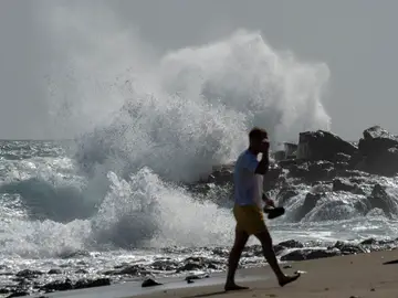 La borrasca Therese se reactiva en Canarias con más lluvias y puede desbordar barrancos (corrige el titular) GRAFCAN1618. COSTA TEGUISE (LANZAROTE) (ESPAÑA), 20/03/2026.- Fuerte oleaje provocado por la borrasca Therese en el litoral de Costa Teguise (Lanzarote). En la imagen un turista pasea por Playa Bastián. EFE/Adriel Perdomo