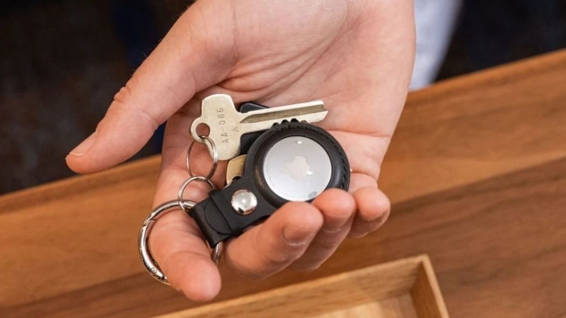 El accesorio de Apple de menos de 30 euros (AirTag) que todo el mundo debería llevar en su maleta de viaje