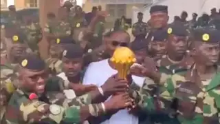 La insólita decisión de Senegal: traslada la Copa de África a una base militar donde permanece bajo vigilancia armada La insólita decisión de Senegal: traslada la Copa de África a una base militar donde permanece bajo vigilancia armada