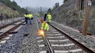 Inspección de la vía de tren de Adamuz donde ocurrió el accidente Inspección de la vía de tren de Adamuz donde ocurrió el accidente