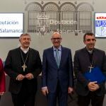 El presidente de la Diputaci&oacute;n de Salamanca, Javier Iglesias, y los obispos de las Di&oacute;cesis de Salamanca y Ciudad Rodrigo y Plasencia, Jos&eacute; Luis Retana y Monse&ntilde;or Ernesto Jes&uacute;s Brot&oacute;ns, respectivamente, informan del convenio con los obispados para la rehabilitaci&oacute;n de iglesias.