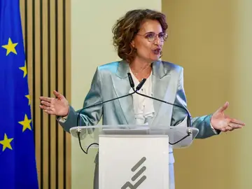 María Jesús Montero preside firma convenio para la construcción del nuevo hospital de Cádiz CÁDIZ, 20/03/2026.- La vicepresidenta primera del Gobierno de España y ministra de Hacienda, María Jesús Montero, pronuncia unas palabras este viernes durante el acto de firma del convenio de colaboración para la cesión del suelo que permitirá la construcción del nuevo hospital de Cádiz. EFE/Román Ríos