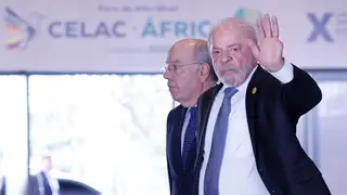 Países de América Latina y África se reúnen en Bogotá para "reconectar" sus relaciones AME6150. BOGOTÁ (COLOMBIA), 21/03/2026.- El presidente de Brasil, Luis Inácio Lula da Silva (d) saluda junto al ministro de Relaciones Exteriores, Mauro Vieira, a su llegada al encuentro de los países de la Comunidad de Estados Latinoamericanos y Caribeños (Celac) y el Foro de Alto Nivel Celac–África este sábado, en Bogotá (Colombia). Los países de la Celac y 19 representantes africanos se reúnen en Bogotá para reforzar su apuesta por una cooperación Sur-Sur, en una jornada marcada por el lla...